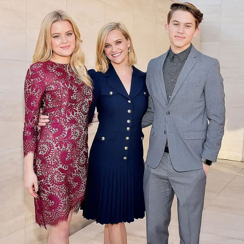 فرزندان ریس ویترسپون - مجلسی زنانه زرشکی کت مردانه نقرهای